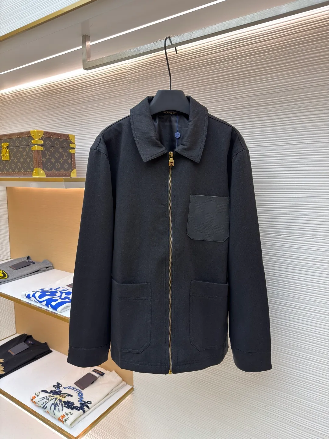 LOUIS VUITTON checkerboard pocket zipper jacket ●Item number: 1682123-B50 ●Material: cotton twill fabric ●Technology: heat-pressed lamination ●Color: black ●Version: fitted version ●Weight: about 860 grams ●Size: S-M-L-XL ●Description: This Louis Vuitton black lapel zipper jacket shows the brand's exquisite craftsmanship. The body is made of high-density twill fabric. It has been pre-shrunk and shaped and ironed to give the fabric a crisp silhouette and wrinkle resistance, smooth touch and excellent wear resistance. The placket is equipped with a customized metal zipper. The zipper teeth are precision polished and gold-plated, making it smooth and durable. The zipper head is engraved with the brand's classic logo, and the details highlight the texture. The body pockets are made with welt bag technology, and the edges of the pockets are reinforced with double-needle stitching, which not only ensures practicality but also makes the fit neater. The chest patch pockets are spliced ​​with fabrics of different textures, and the hot-pressing lamination process makes the splices smooth and free of glue marks. The lapel part has been three-dimensionally cut and hand-drawn to fit the neck line and is not easily deformed. Every stitch follows strict stitch length standards, perfectly combining simple design with exquisite craftsmanship. The overall wiring is straight and delicate, the fabric is comfortable and soft, and the color is consistent without color difference. It can be matched with the same style to create a fashionable look and control various occasions. Customized accessories, complete with three standards, same style for men and women!